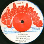 00_-_Madoo_-_Best_Of_Madoo_-_Label.jpg
